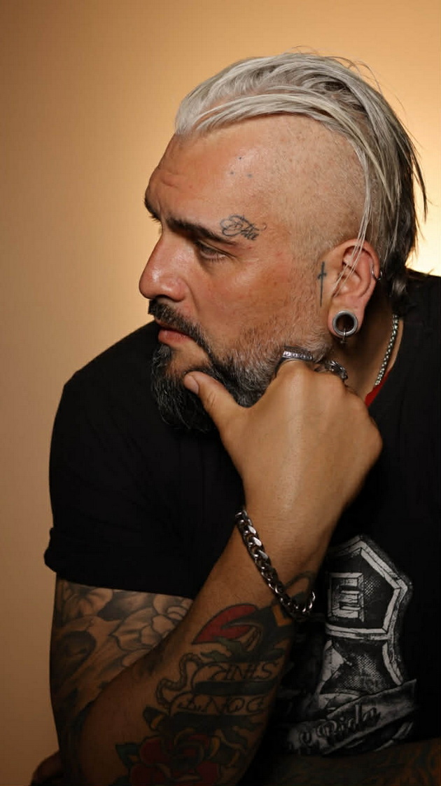 aco-nikolov-tatu-artist-klient-sakashe-da-mu-go-tetoviram-zagrizot-od-zhenata-tetoviram-gradi-na-zheni-po-rak-21.jpg