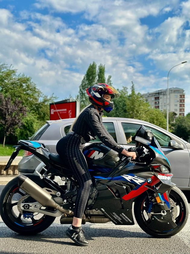 ana-marija-tanevska-28-od-skopje-lugjeto-me-dozhivuvaat-kako-atraktivna-devojka-shto-vozi-besni-motori-15.jpg