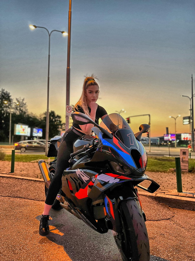ana-marija-tanevska-28-od-skopje-lugjeto-me-dozhivuvaat-kako-atraktivna-devojka-shto-vozi-besni-motori-17.jpg