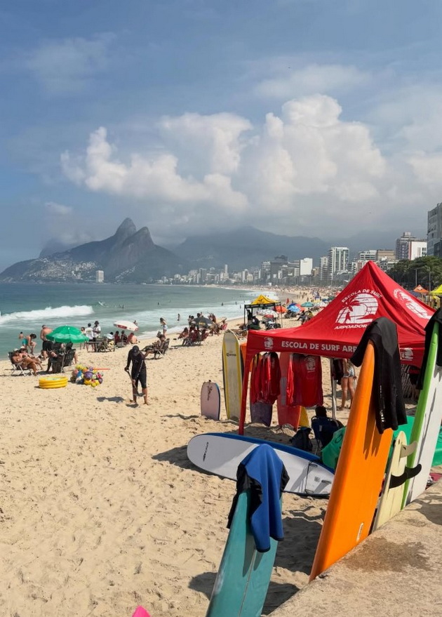 ana-stojanova-snima-videa-vo-razgoleno-izdanie-srede-brazilska-favela-lokalci-ja-vozat-na-motocikl-vo-rizichni-sosedstva-09.jpg