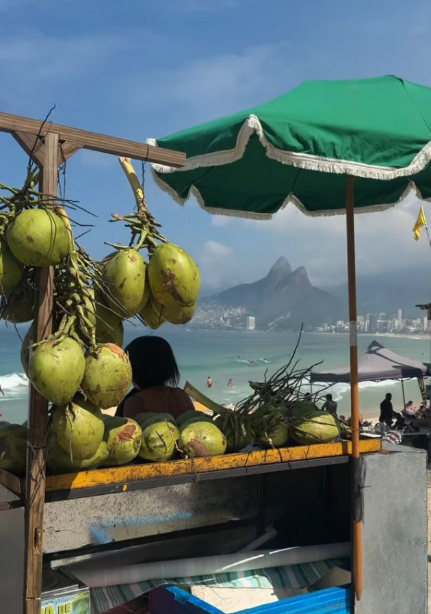 ana-stojanova-snima-videa-vo-razgoleno-izdanie-srede-brazilska-favela-lokalci-ja-vozat-na-motocikl-vo-rizichni-sosedstva-10.jpg