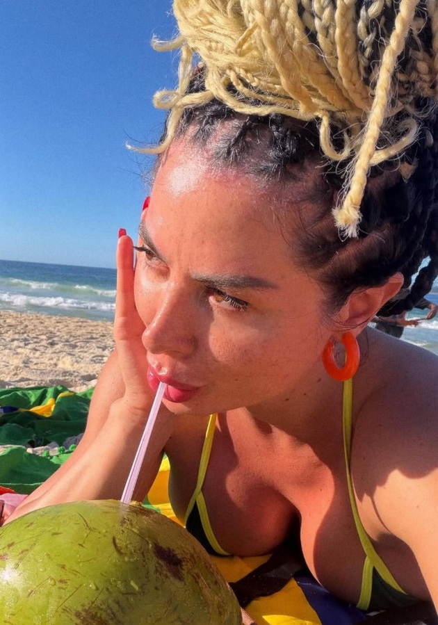 ana-stojanova-snima-videa-vo-razgoleno-izdanie-srede-brazilska-favela-lokalci-ja-vozat-na-motocikl-vo-rizichni-sosedstva-11.jpg
