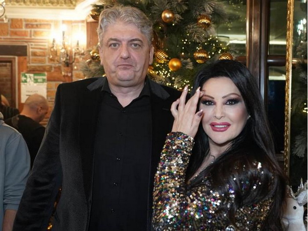 dragana-mirkovikj-na-turneja-i-uzhivanje-vo-las-vegas-so-makedonskiot-roker-vo-pridruzhba-vozi-besni-avtomobili-uzhiva-po-razvodot-001.jpg