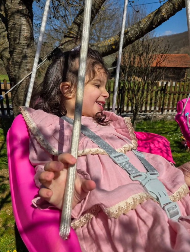hristina-pan-proslavi-8-godini-brak-objavi-svadbeni-fotki-i-uzhiva-so-3-te-kjerki-otkako-ednata-se-izbori-so-rakot-08.jpg