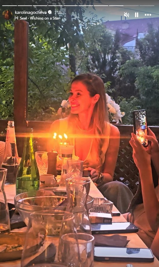 karolina-gocheva-bleska-na-46-iot-rodenden-duva-svekjichki-vo-restoran-drugarkite-ja-snimaat-03.jpg