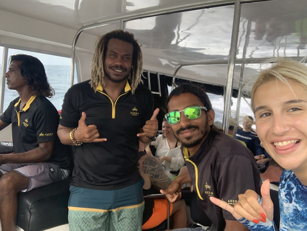 kristina-26-od-resen-zhivee-na-maldivi-vodich-sum-nurkam-so-ajkuli-se-druzham-so-lokalcite-im-donesov-i-belo-sirenje-06.jpeg