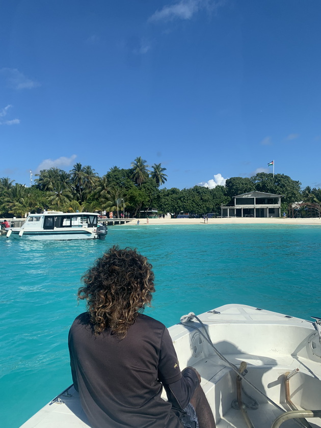 kristina-26-od-resen-zhivee-na-maldivi-vodich-sum-nurkam-so-ajkuli-se-druzham-so-lokalcite-im-donesov-i-belo-sirenje-07.jpeg