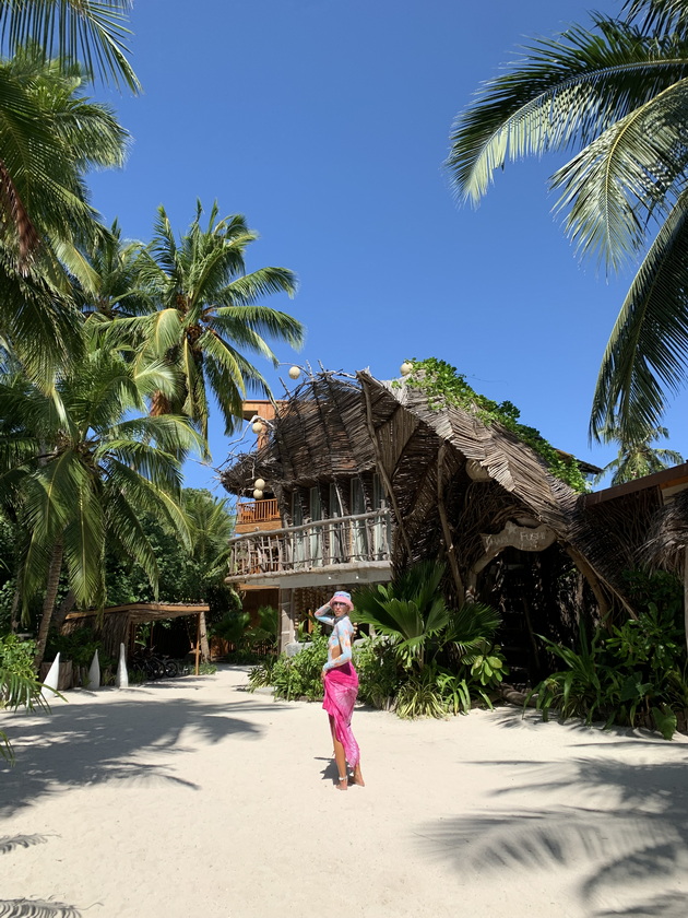 kristina-26-od-resen-zhivee-na-maldivi-vodich-sum-nurkam-so-ajkuli-se-druzham-so-lokalcite-im-donesov-i-belo-sirenje-15.jpeg