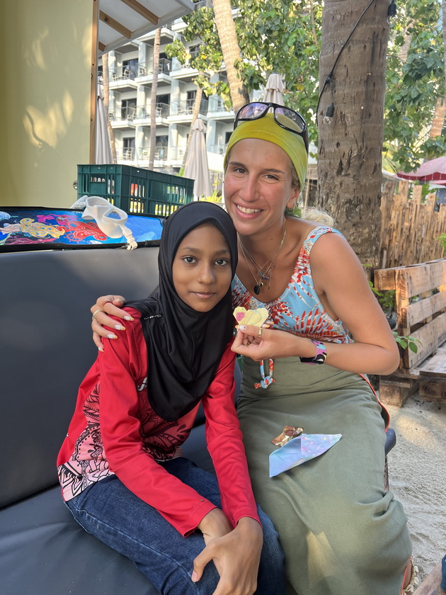 kristina-26-od-resen-zhivee-na-maldivi-vodich-sum-nurkam-so-ajkuli-se-druzham-so-lokalcite-im-donesov-i-belo-sirenje-19.jpeg