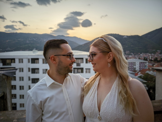 ljubovnata-prikazna-na-martina-i-krste-od-tetovo-me-zaprosi-so-svetlechki-natpis-i-baloni-vo-restoran-vo-kosovo-10.jpg