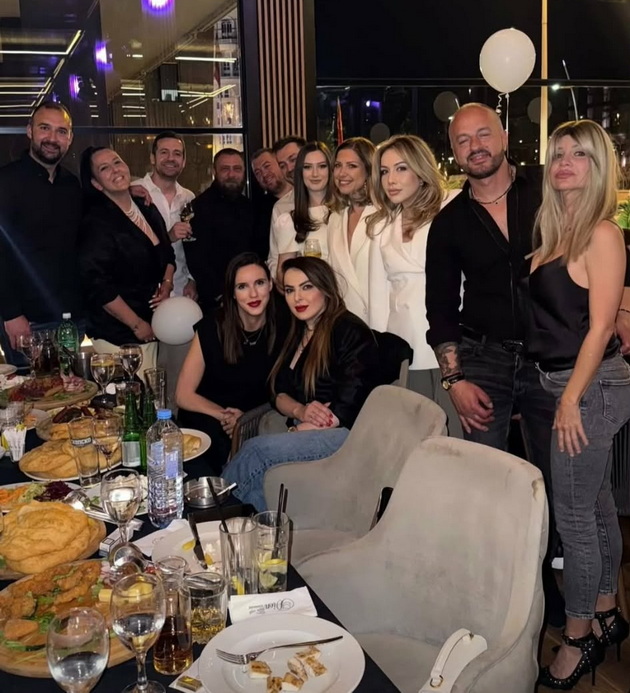 lozano-ja-skrshi-nogata-djoni-lajv-napravi-mekici-za-novorodencheto-shto-pravat-makedonskite-dzvezdi-na-instagram-denovive-02_1.jpg