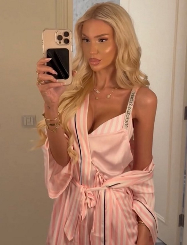 makedonskata-barbi-uporno-gi-moli-victoria-s-secret-da-ja-zemat-za-model-pozira-od-site-agli-11.jpg