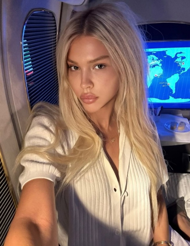 makedonskata-barbi-uporno-gi-moli-victoria-s-secret-da-ja-zemat-za-model-pozira-od-site-agli-14.jpg