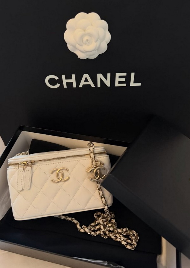 nashata-manekenka-poznata-po-ljubovta-kon-luksuzot-povtorno-se-fali-so-prepolni-kjesi-od-chanel-i-gucci-16.jpg