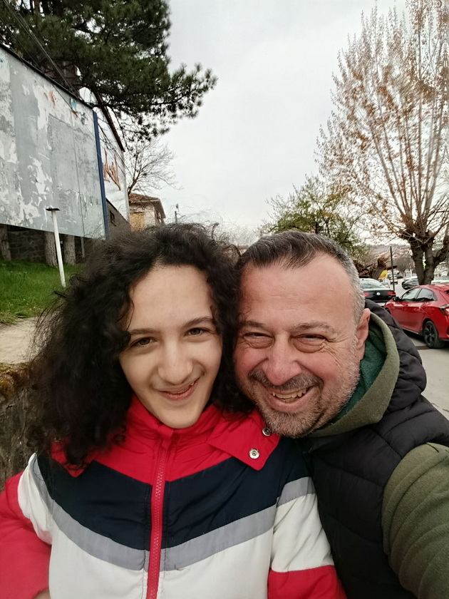 zoran-mijalkov-e-samohran-tatko-na-dva-sina-so-autizam-postariot-sin-go-dobiv-na-24-godini-bev-20-godini-vo-brak-07.jpg