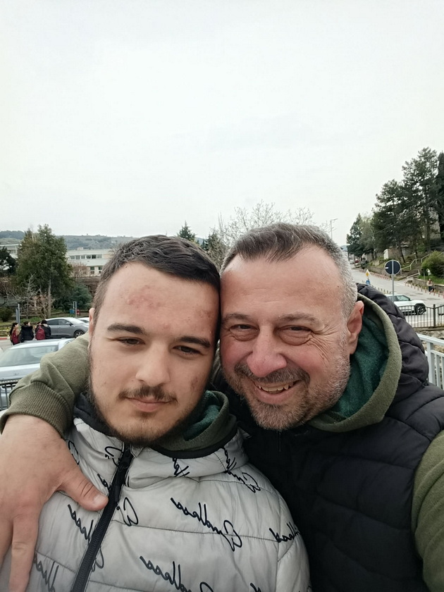 zoran-mijalkov-e-samohran-tatko-na-dva-sina-so-autizam-postariot-sin-go-dobiv-na-24-godini-bev-20-godini-vo-brak-08.jpg