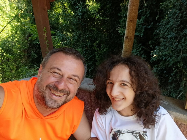 zoran-mijalkov-e-samohran-tatko-na-dva-sina-so-autizam-postariot-sin-go-dobiv-na-24-godini-bev-20-godini-vo-brak-14.jpg