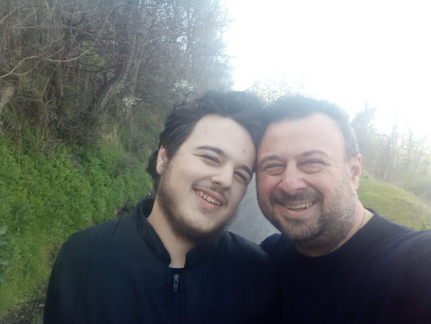 zoran-mijalkov-e-samohran-tatko-na-dva-sina-so-autizam-postariot-sin-go-dobiv-na-24-godini-bev-20-godini-vo-brak-19_copy.jpg