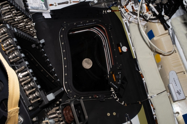 astronaut-krsti-mesechev-krater-po-pochinatata-sopruga-srushija-rekord-kako-pomina-najvazhniot-del-od-artemida-2-08.JPG