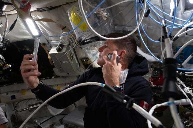 astronaut-krsti-mesechev-krater-po-pochinatata-sopruga-srushija-rekord-kako-pomina-najvazhniot-del-od-artemida-2-09.JPG