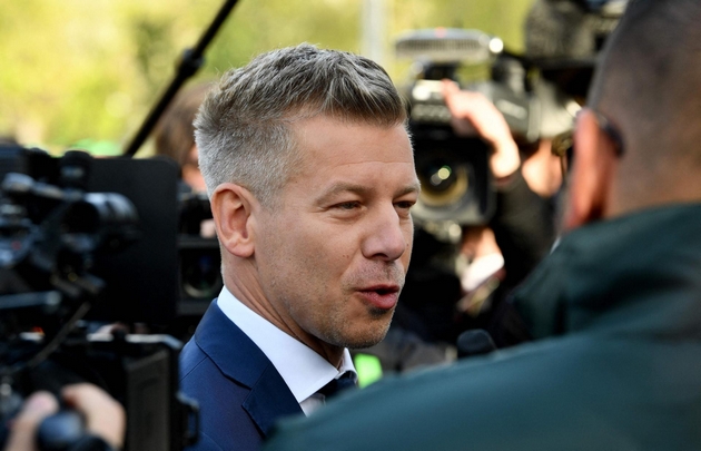 bivshata-tvrdi-deka-shetal-so-nozh-po-doma-toj-ja-obvinuva-deka-lazhe-shto-znaeme-za-peter-magjar-noviot-ungarski-premier-02.JPG