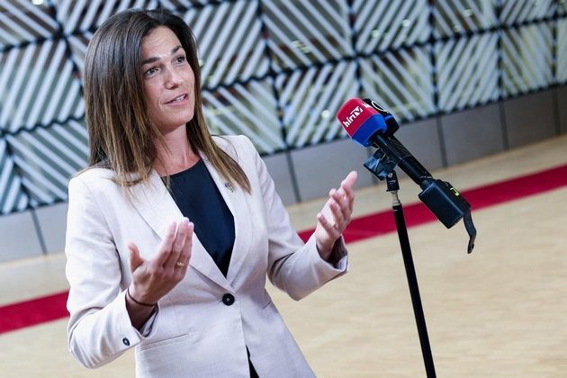 bivshata-tvrdi-deka-shetal-so-nozh-po-doma-toj-ja-obvinuva-deka-lazhe-shto-znaeme-za-peter-magjar-noviot-ungarski-premier-04.JPG