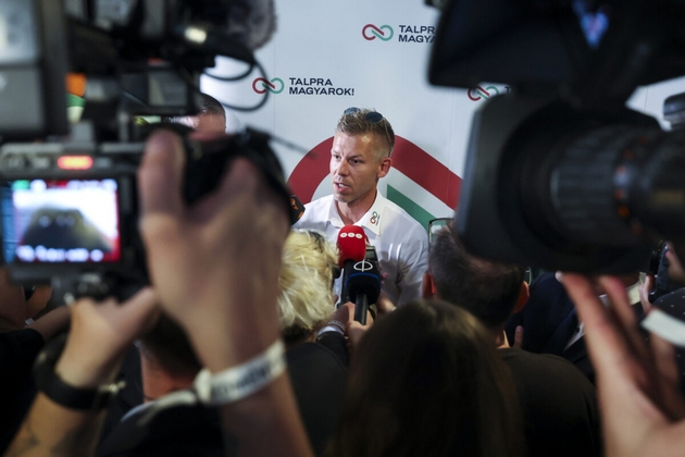 bivshata-tvrdi-deka-shetal-so-nozh-po-doma-toj-ja-obvinuva-deka-lazhe-shto-znaeme-za-peter-magjar-noviot-ungarski-premier-07.JPG