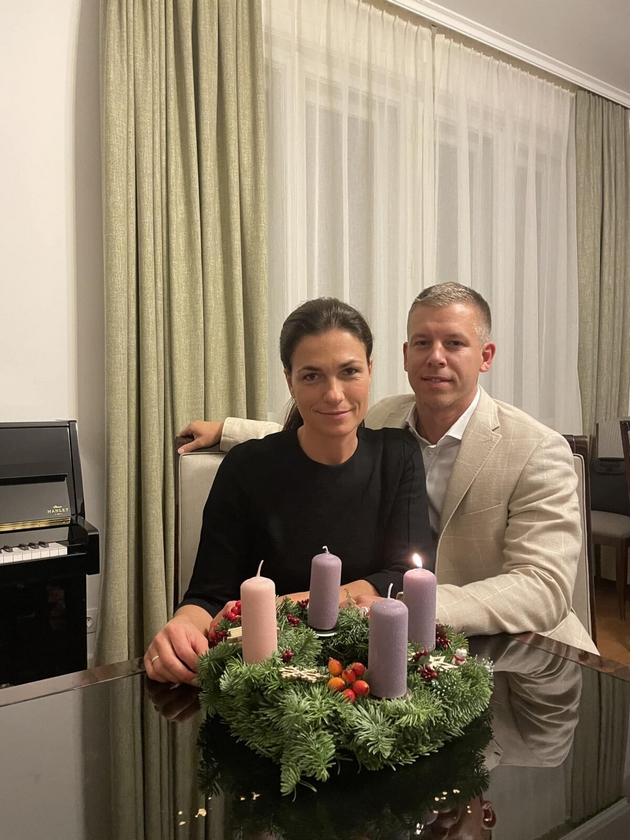 bivshata-tvrdi-deka-shetal-so-nozh-po-doma-toj-ja-obvinuva-deka-lazhe-shto-znaeme-za-peter-magjar-noviot-ungarski-premier-10.JPG