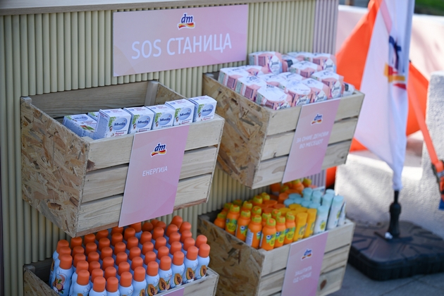 dm-go-zaokruzhi-uchestvoto-na-zhenska-trka-so-donacija-od-150-paketi-so-menstrualni-proizvodi-03.JPG