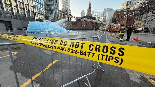 drejk-postavi-ogromna-skulptura-od-mraz-vo-toronto-i-predizvika-haos-ja-krshat-so-chekani-ja-palat-dojde-i-policija-foto-video-03.JPG