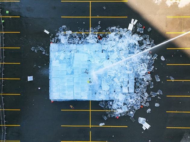 drejk-postavi-ogromna-skulptura-od-mraz-vo-toronto-i-predizvika-haos-ja-krshat-so-chekani-ja-palat-dojde-i-policija-foto-video-04.JPG
