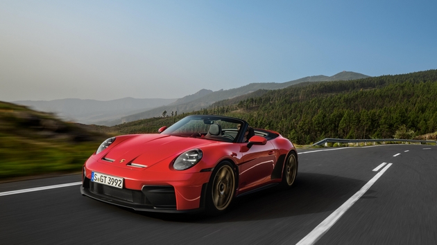 emotivno-privlechen-zvuchen-pejzazh-koj-znachitelno-se-zasiluva-koga-pokrivot-e-spushten-premiera-na-noviot-911-gt3-s-c-01.JPG