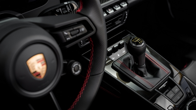 emotivno-privlechen-zvuchen-pejzazh-koj-znachitelno-se-zasiluva-koga-pokrivot-e-spushten-premiera-na-noviot-911-gt3-s-c-02.JPG
