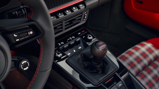 emotivno-privlechen-zvuchen-pejzazh-koj-znachitelno-se-zasiluva-koga-pokrivot-e-spushten-premiera-na-noviot-911-gt3-s-c-07.JPG