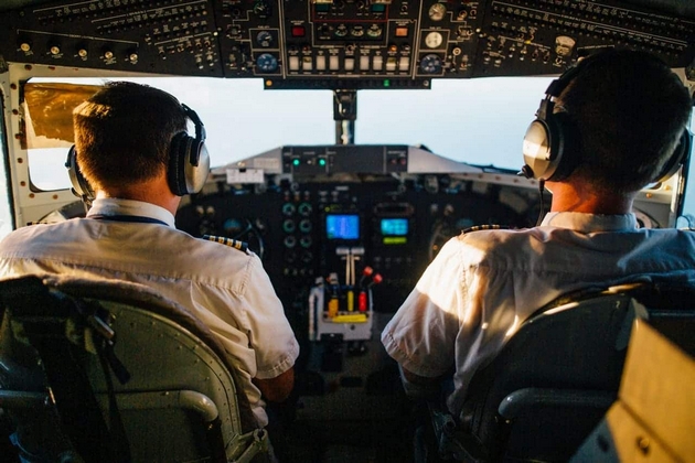 intimni-sredbi-so-stjuardesi-alkohol-pred-let-mrachnite-tajni-na-pilotite-koi-zavrshile-so-otkaz-07.JPG