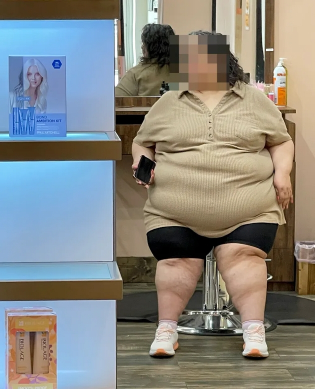 jadat-10-000-kalorii-dnevno-tezhat-po-150-kg-i-nosat-xxxxxl-obleka-kako-izgleda-zhivotot-vo-prestolninata-na-debelinata-vo-sad-08.JPG