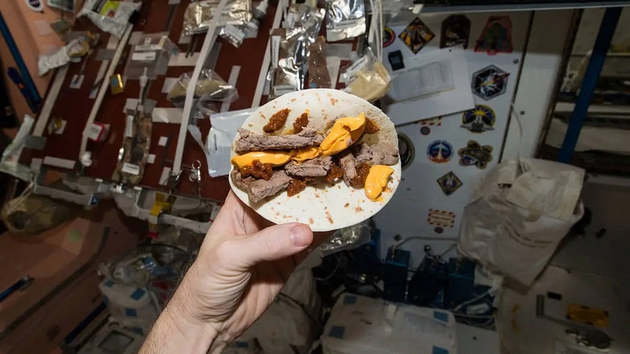 kako-izgleda-zhivotot-na-astronautite-vo-minijaturnata-kapsula-na-patot-do-mesechinata-06.JPG