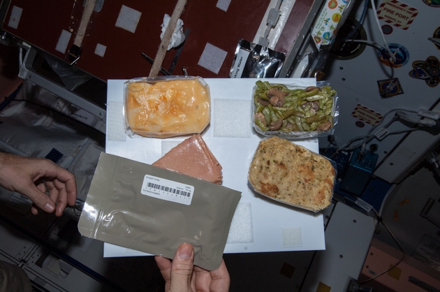 kako-izgleda-zhivotot-na-astronautite-vo-minijaturnata-kapsula-na-patot-do-mesechinata-07.JPG