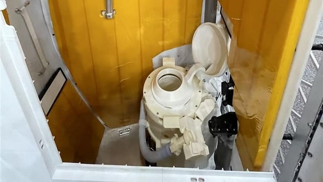 kako-izgleda-zhivotot-na-astronautite-vo-minijaturnata-kapsula-na-patot-do-mesechinata-10.JPG