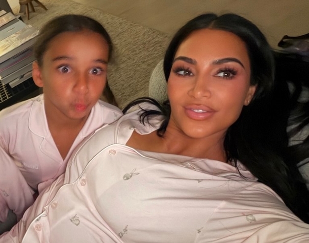 kim-kardashijan-meta-na-shegi-za-svecheniot-fustan-na-veligdenski-ruchek-da-ne-slavi-maturska-vecher-06.JPG