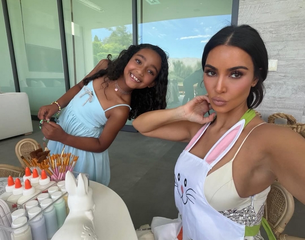 kim-kardashijan-meta-na-shegi-za-svecheniot-fustan-na-veligdenski-ruchek-da-ne-slavi-maturska-vecher-12.JPG