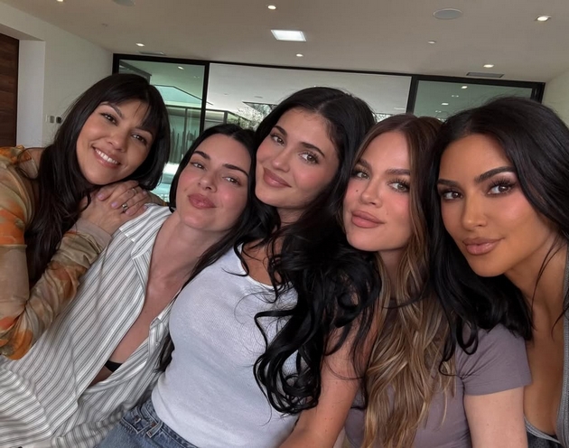 kim-kardashijan-meta-na-shegi-za-svecheniot-fustan-na-veligdenski-ruchek-da-ne-slavi-maturska-vecher-17.JPG