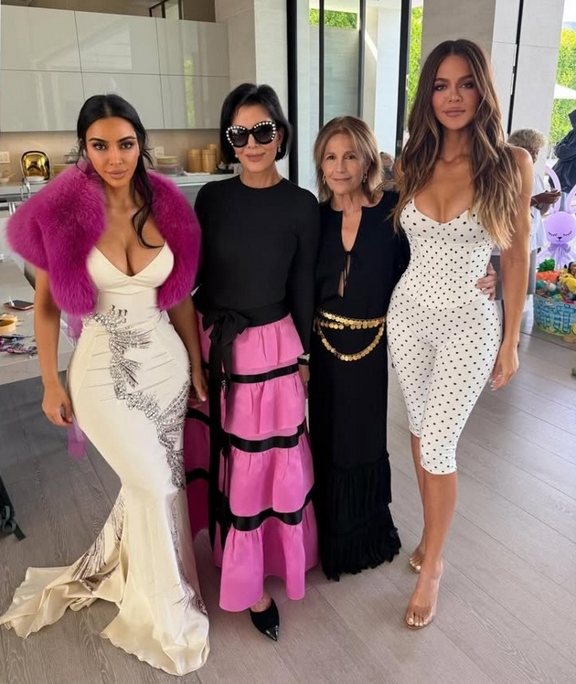 kim-kardashijan-meta-na-shegi-za-svecheniot-fustan-na-veligdenski-ruchek-da-ne-slavi-maturska-vecher.JPG
