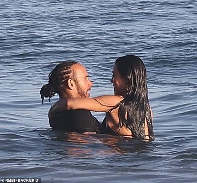 luis-hamilton-ne-mozhe-da-odolee-na-kim-kardashijan-na-plazha-na-malibu-ja-pregrnuva-ja-dopira-taa-se-smee-foto-04.JPG