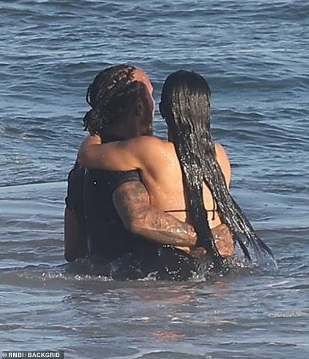 luis-hamilton-ne-mozhe-da-odolee-na-kim-kardashijan-na-plazha-na-malibu-ja-pregrnuva-ja-dopira-taa-se-smee-foto-05.JPG