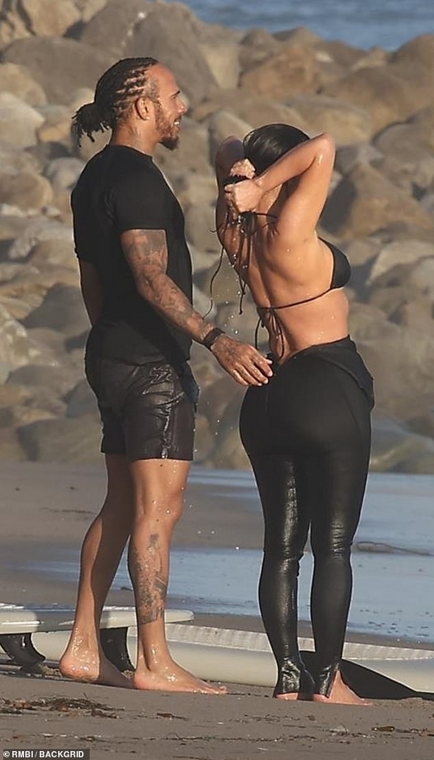 luis-hamilton-ne-mozhe-da-odolee-na-kim-kardashijan-na-plazha-na-malibu-ja-pregrnuva-ja-dopira-taa-se-smee-foto-06.JPG
