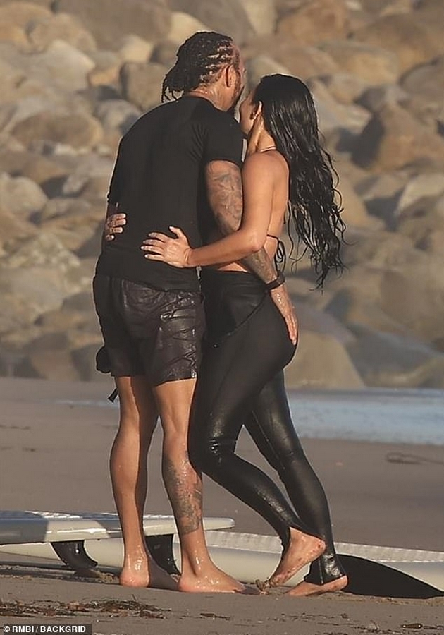 luis-hamilton-ne-mozhe-da-odolee-na-kim-kardashijan-na-plazha-na-malibu-ja-pregrnuva-ja-dopira-taa-se-smee-foto-08.JPG
