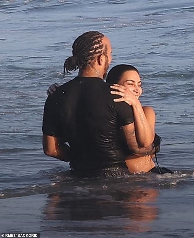 luis-hamilton-ne-mozhe-da-odolee-na-kim-kardashijan-na-plazha-na-malibu-ja-pregrnuva-ja-dopira-taa-se-smee-foto-09.JPG