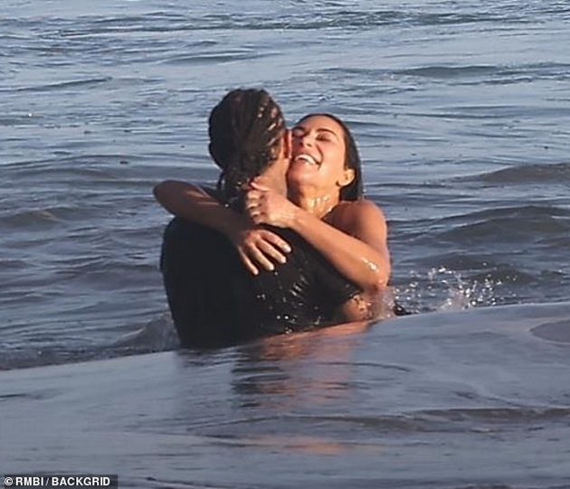 luis-hamilton-ne-mozhe-da-odolee-na-kim-kardashijan-na-plazha-na-malibu-ja-pregrnuva-ja-dopira-taa-se-smee-foto-1.JPG