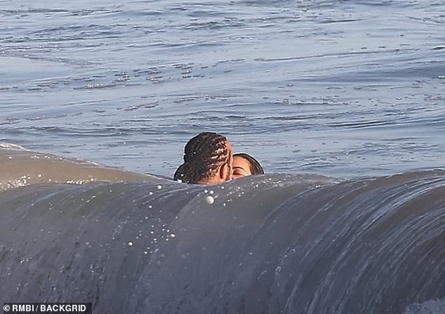 luis-hamilton-ne-mozhe-da-odolee-na-kim-kardashijan-na-plazha-na-malibu-ja-pregrnuva-ja-dopira-taa-se-smee-foto-10.JPG